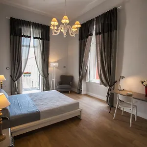 Apartment Largo Donnaregina, Neapel